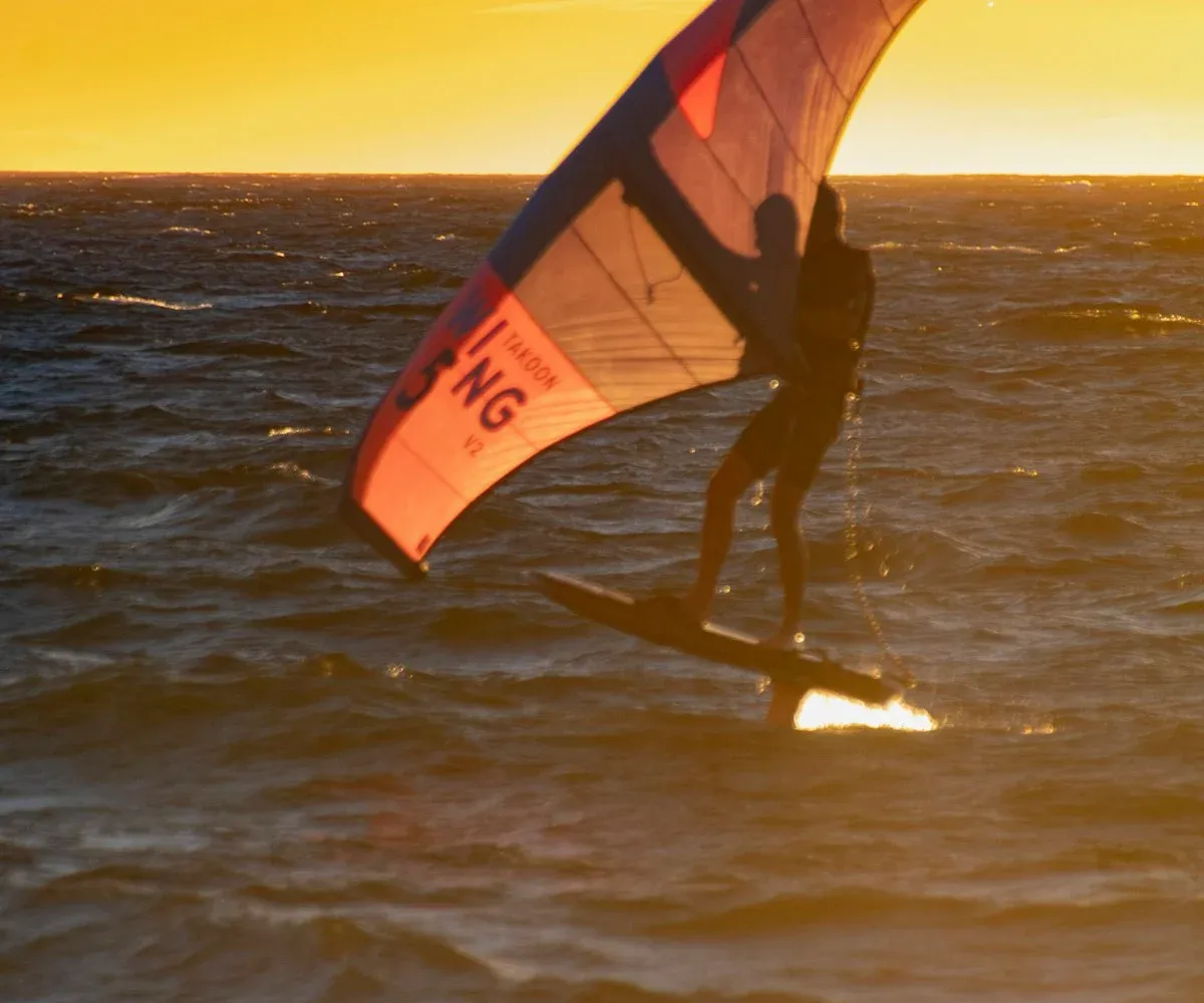 rider dans les vagues en windsurf