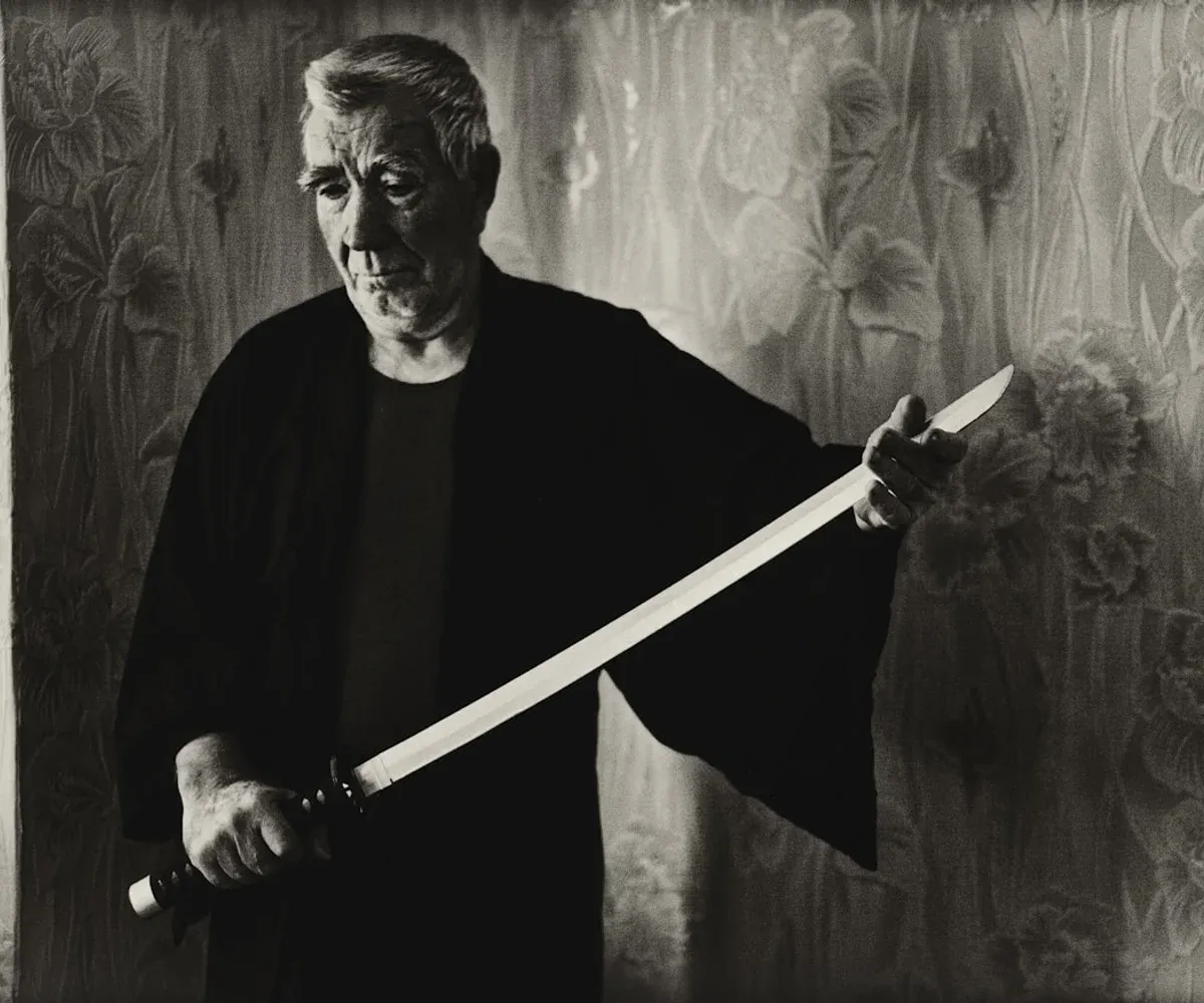 Pratiquant d’iaïdo tenant son sabre en position de garde