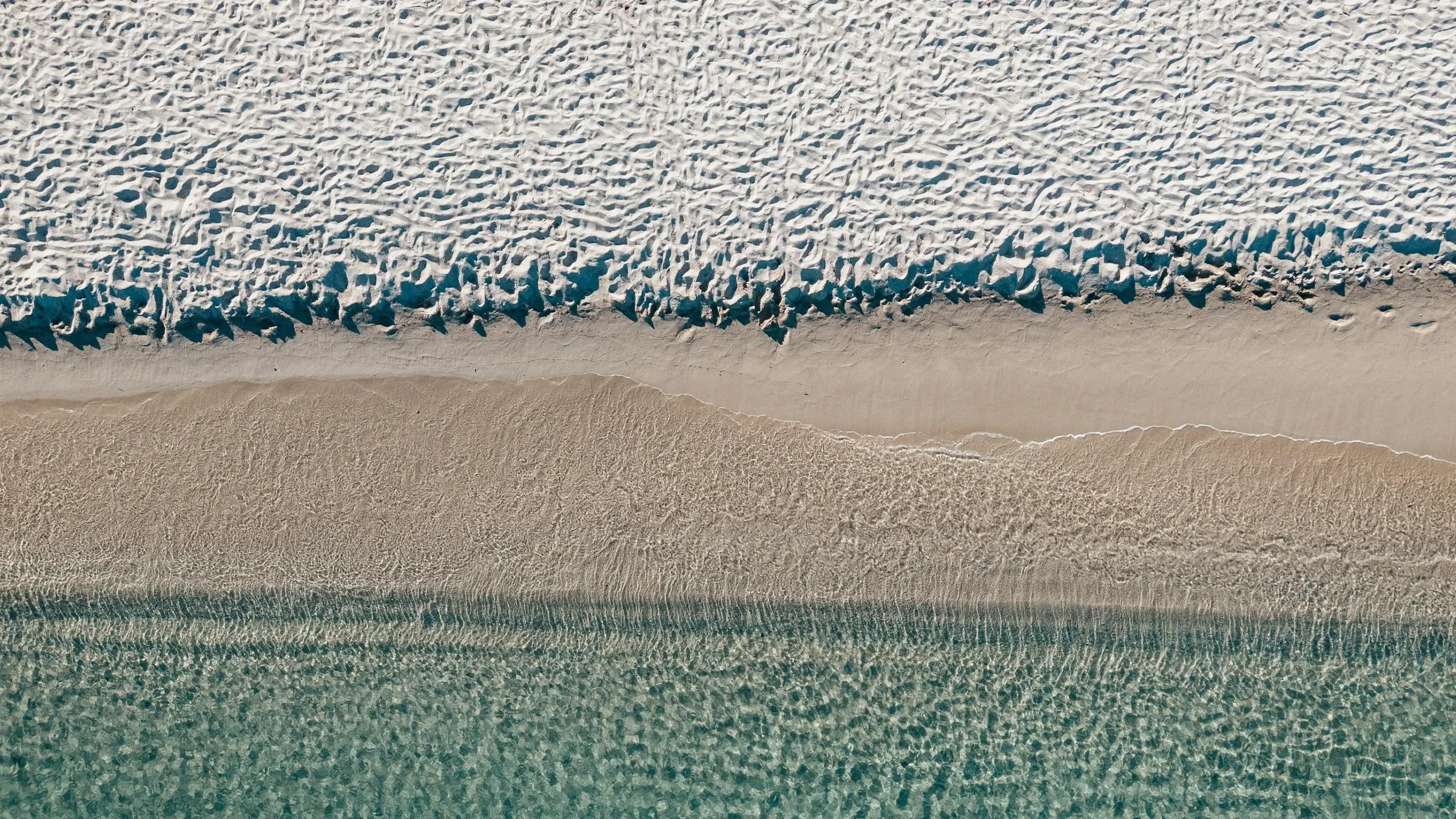 Vue aerienne d'une plage mediterraneenne, cote sud de la France