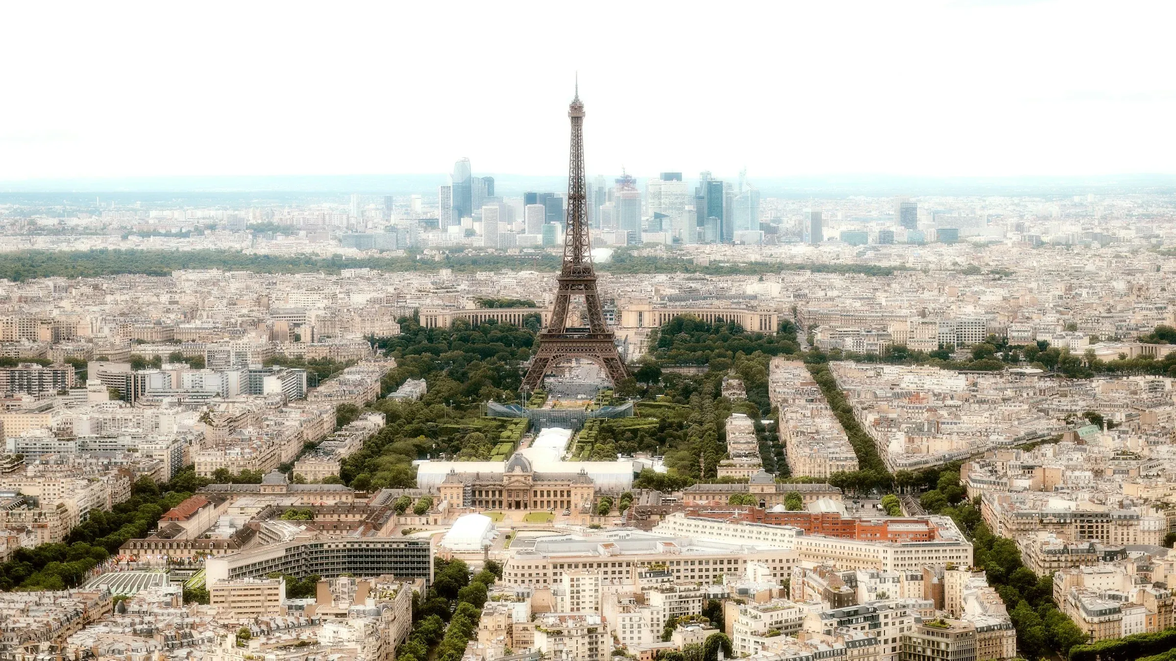 Vue aérienne de la Tour Eiffel et du tissu urbain de Paris
