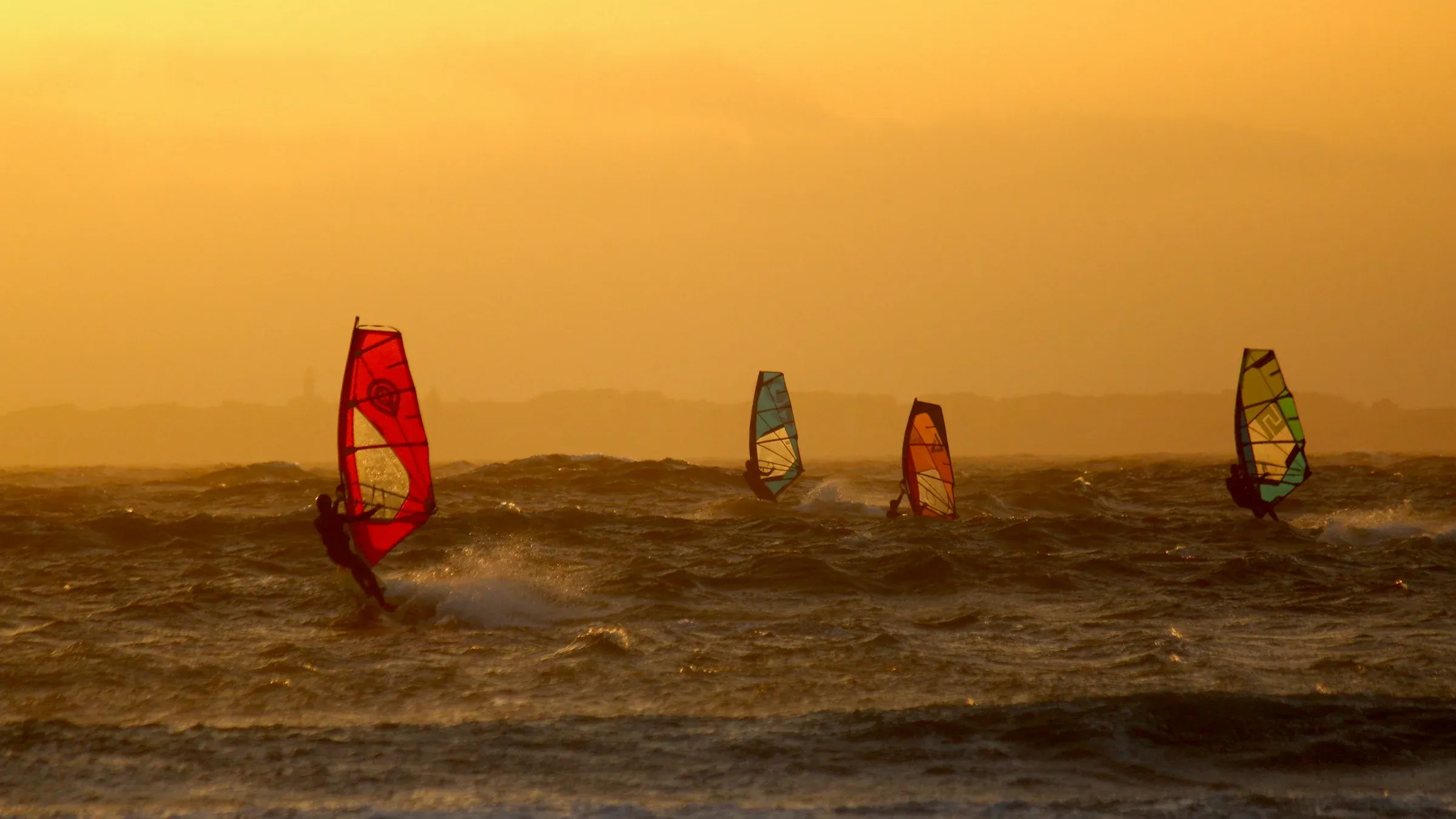 Vue sur l'eau au coucher du soleil