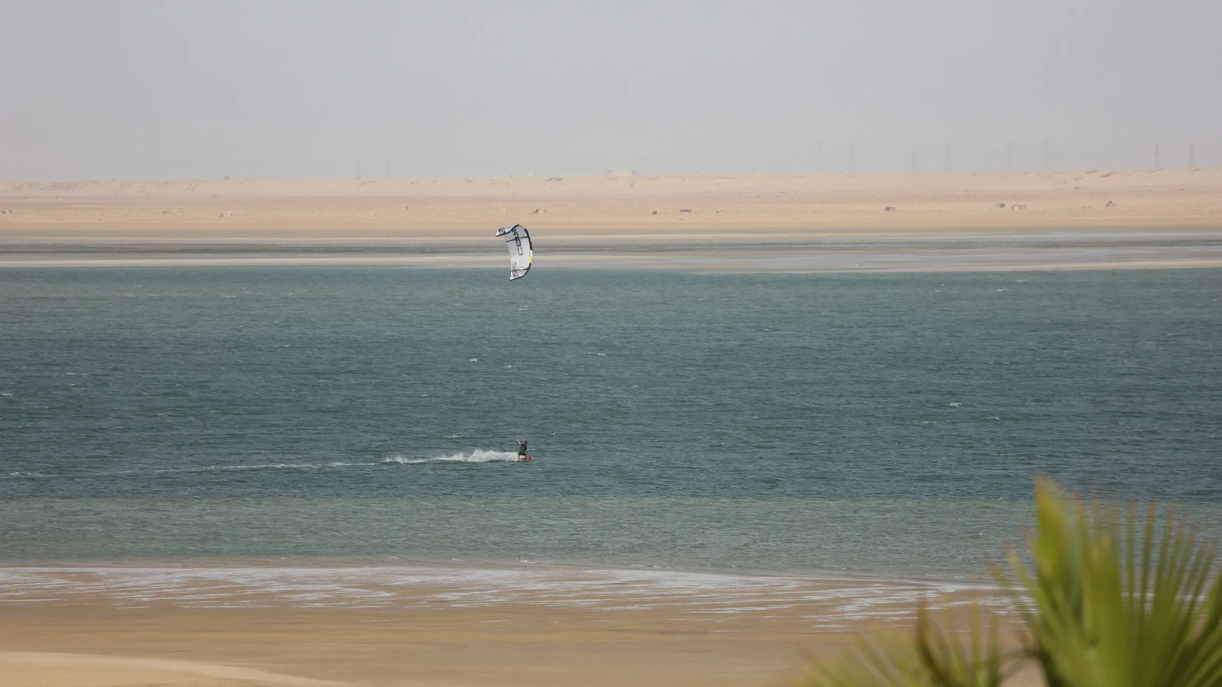 Rider en windsurf au planning à Piantarella en Corse