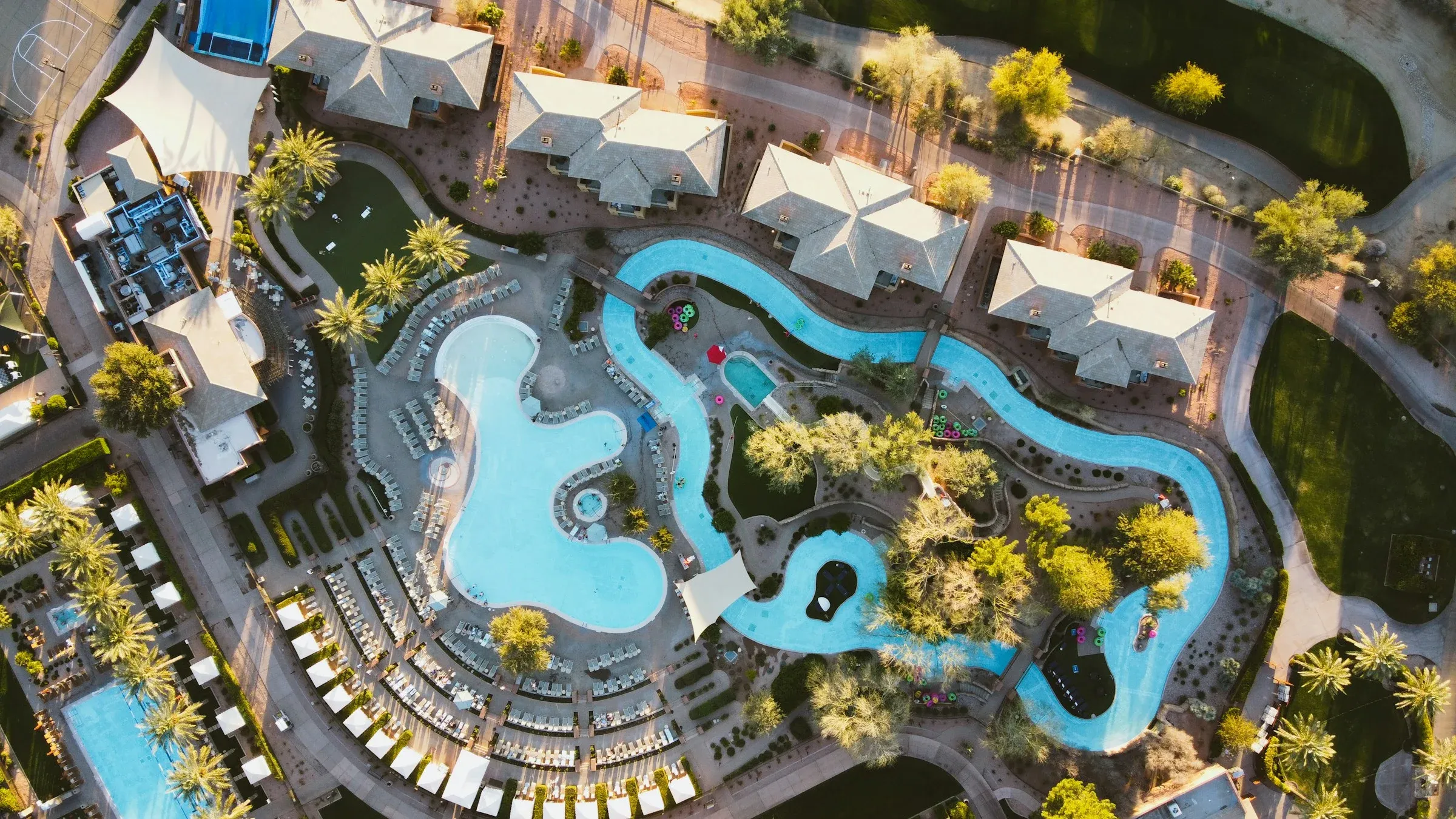 Nageur en crawl dans une piscine olympique