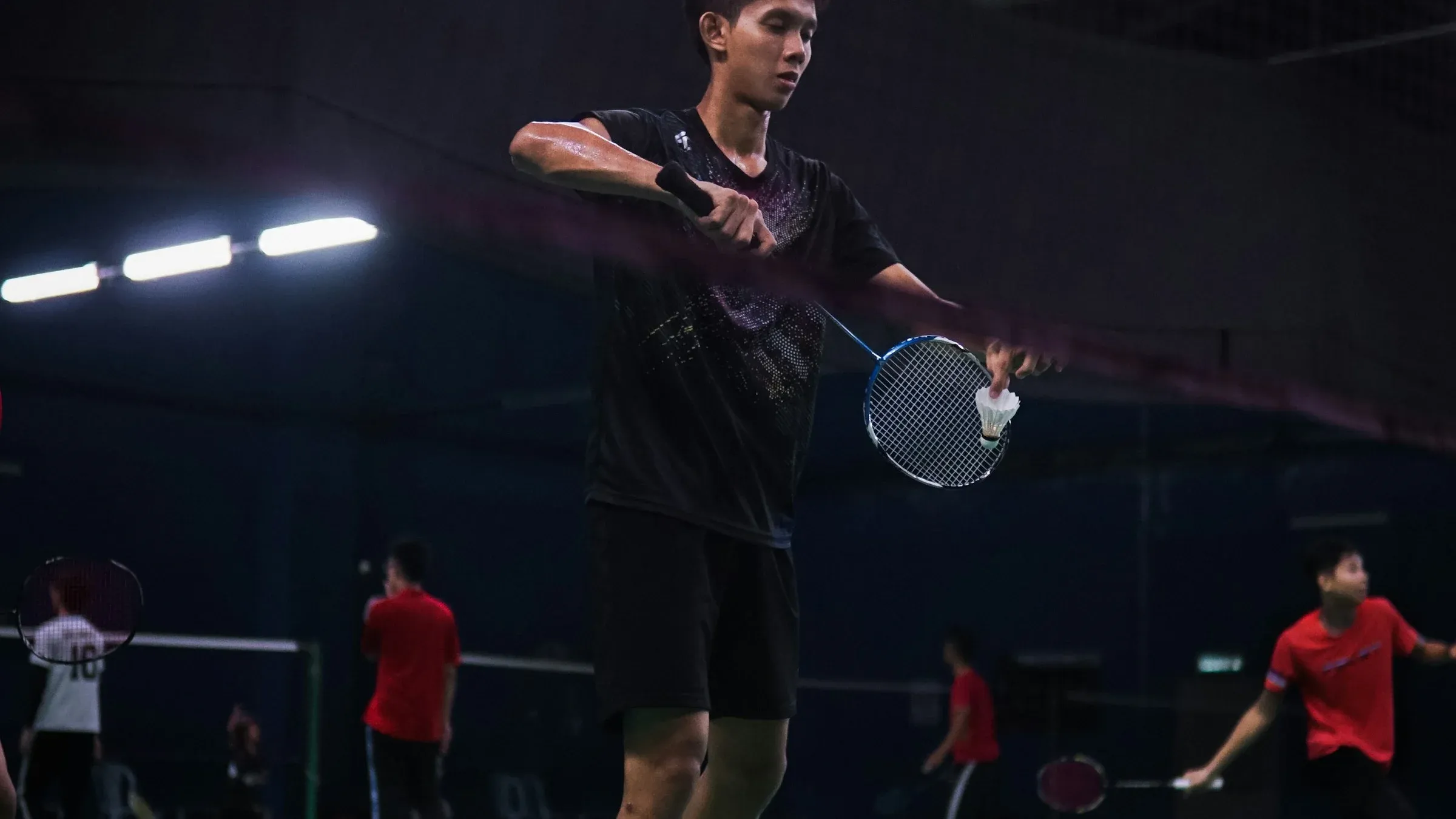 Joueur de badminton vu du terrain