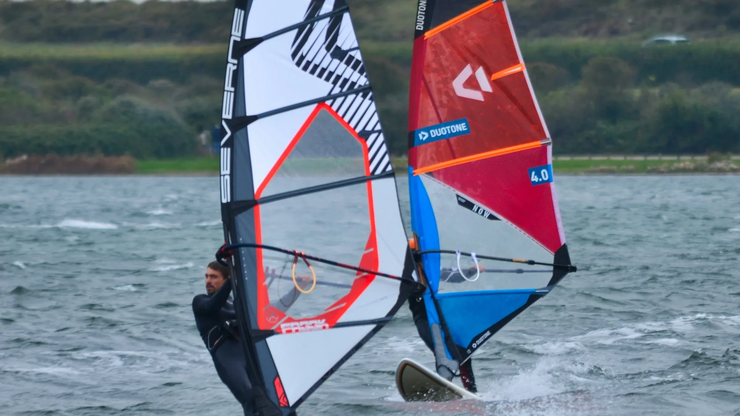 Océan ouvert vu du large au coucher du soleil