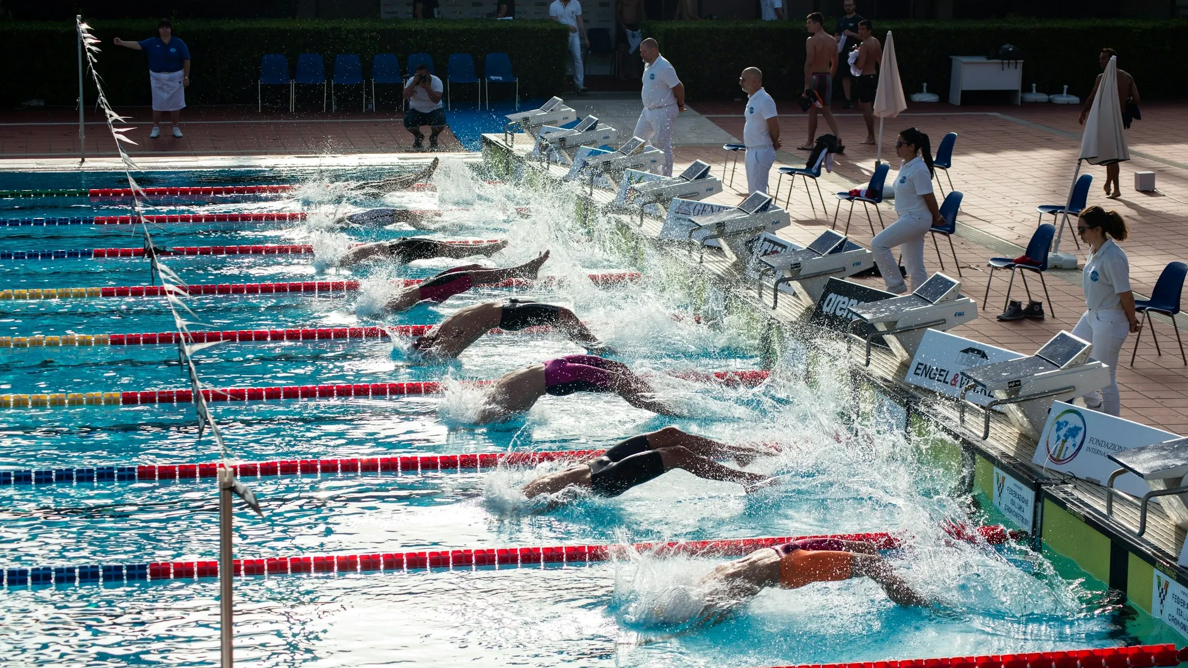 Nageur en pleine action dans une piscine olympique