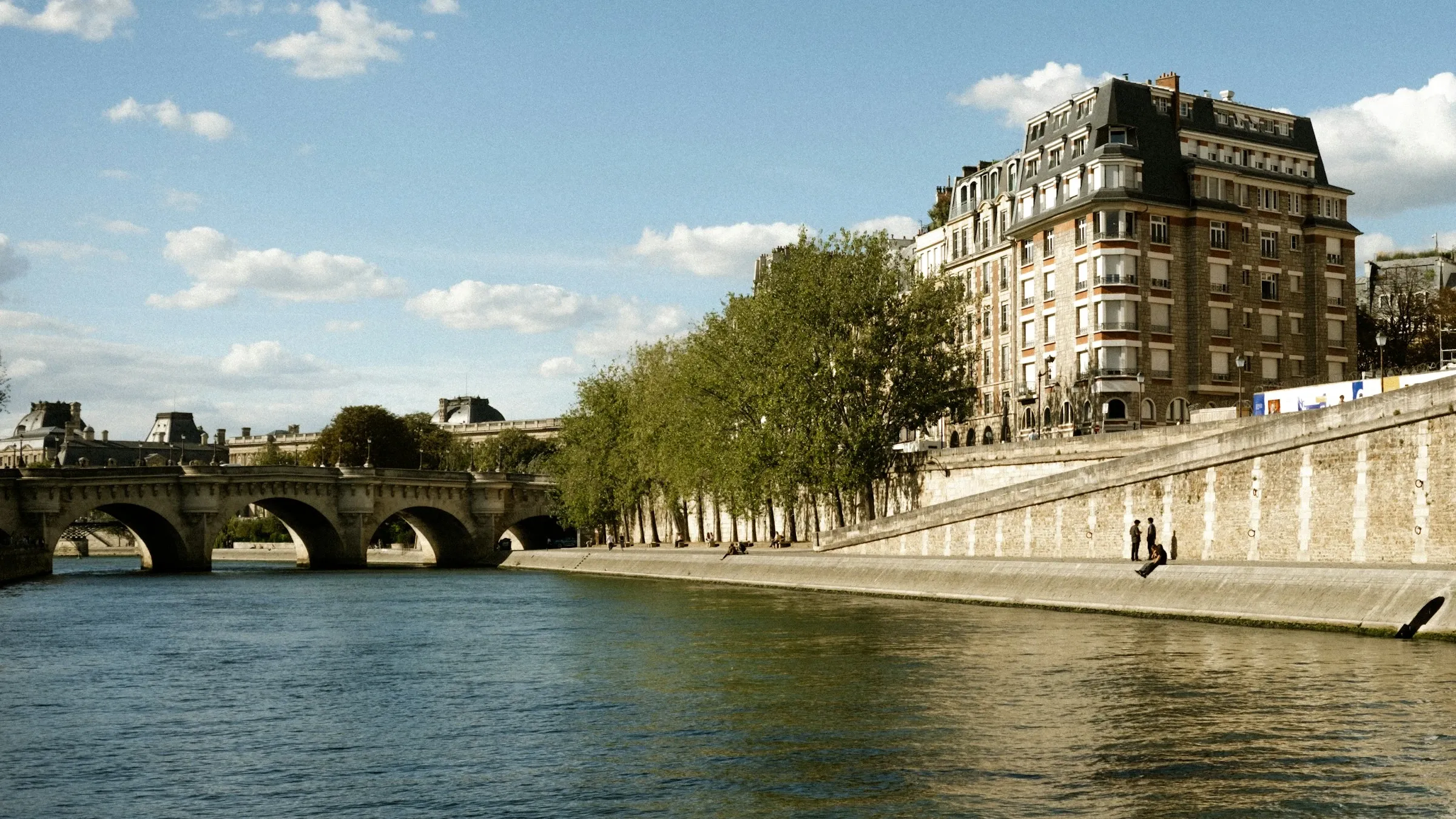 La Seine et les batiments historiques de Paris depuis le pont