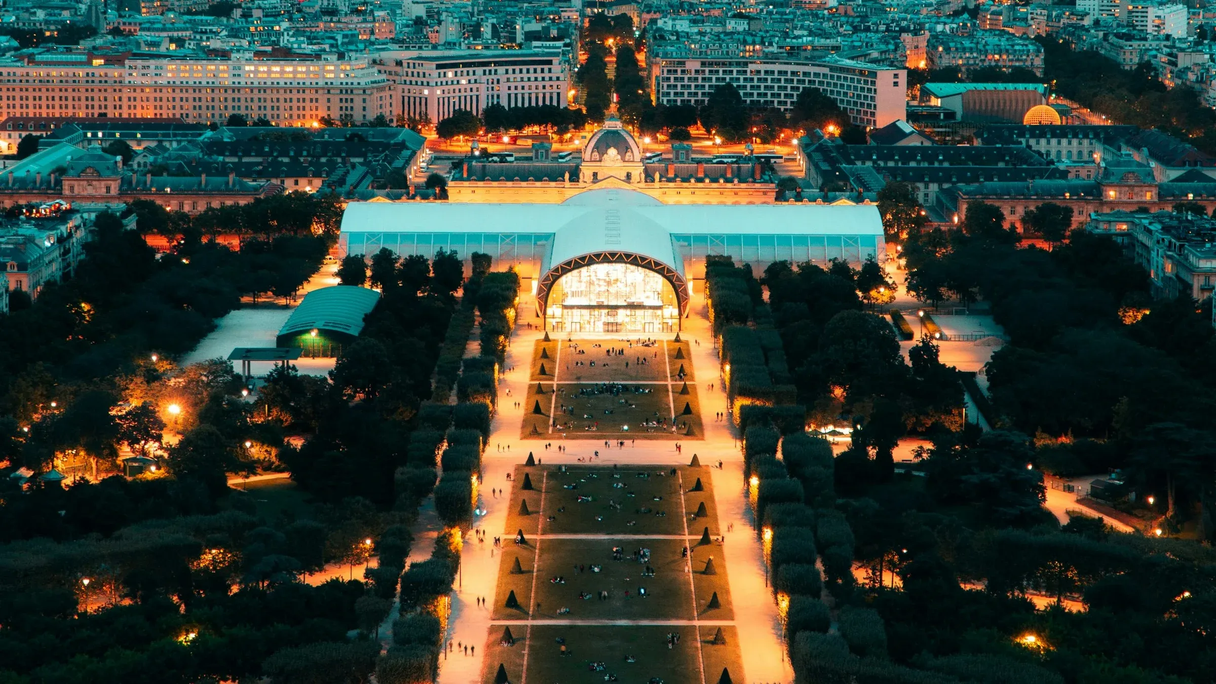 Tour Eiffel illuminée la nuit, Paris, France