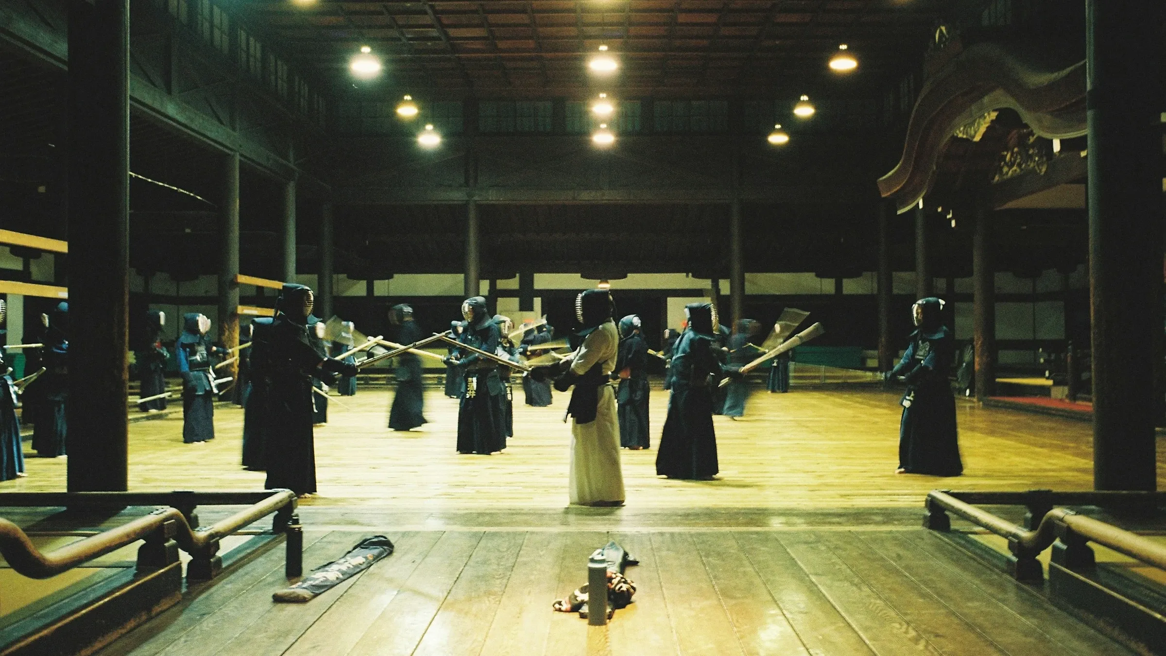 Pratiquant d’iaïdo en hakama dans un dojo