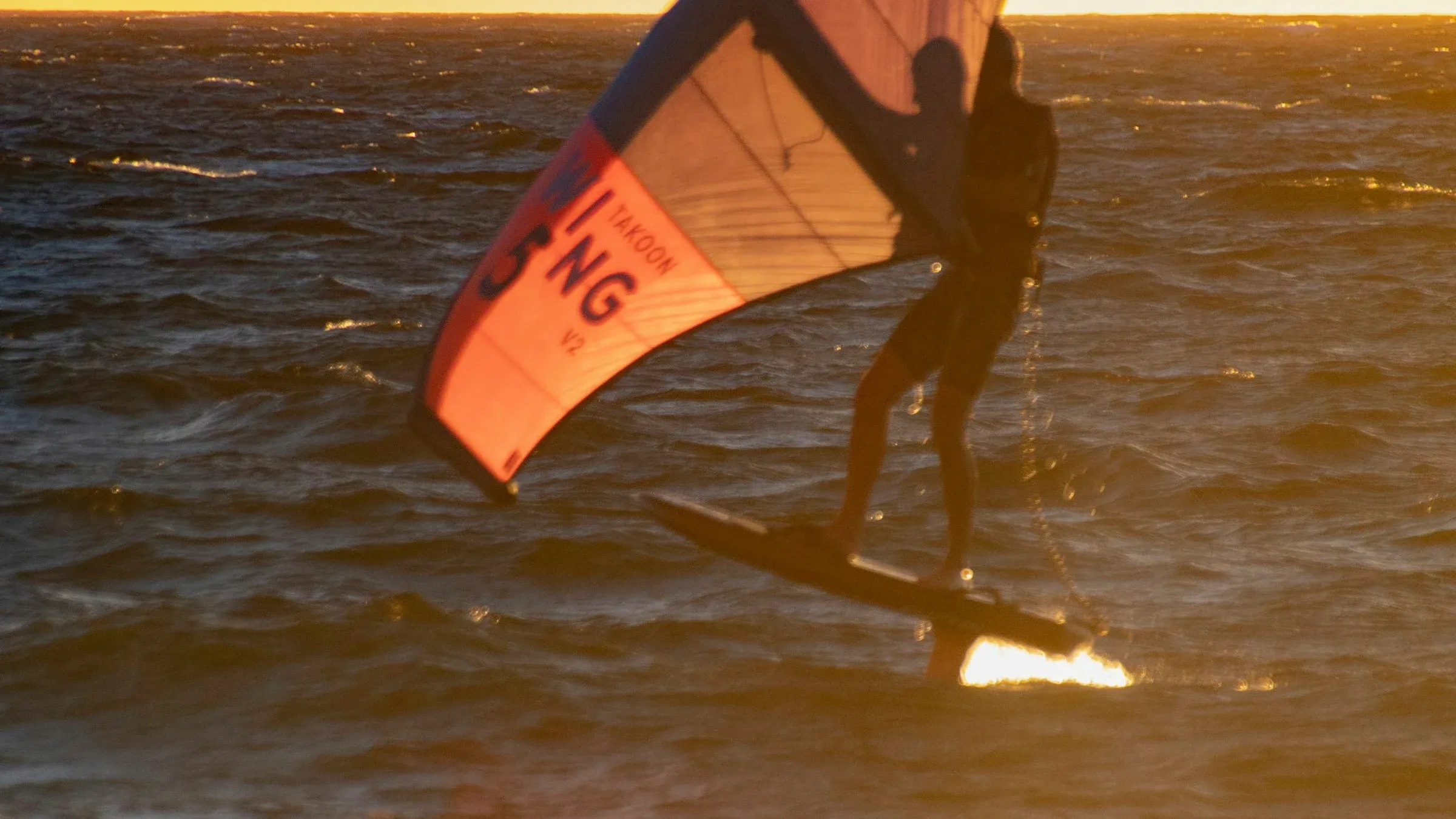 Wing foiler sur la Méditerranée au coucher du soleil, Hyères, France
