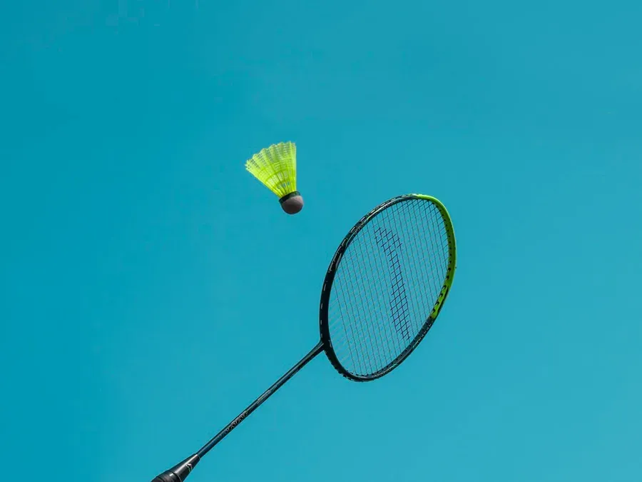 Raquette de badminton et volant en l’air