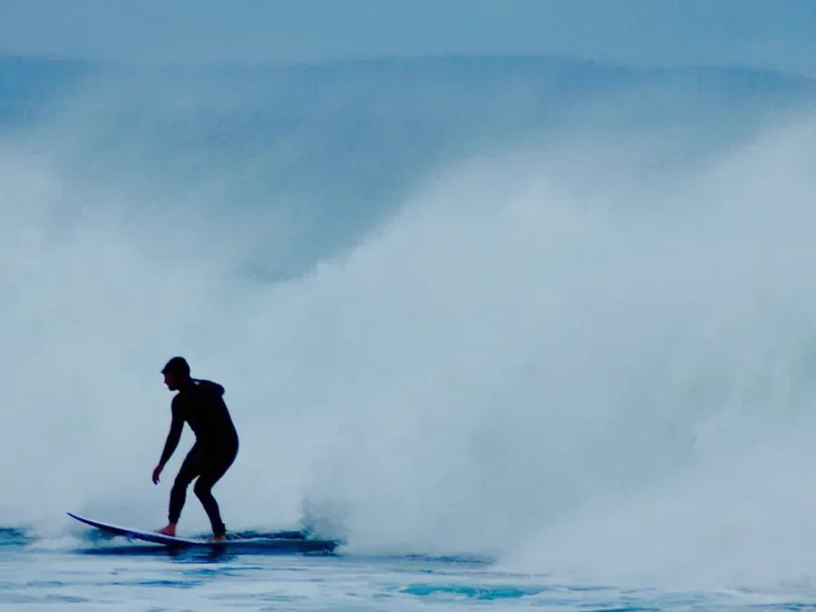 Rider de funboard sur vague oceanique