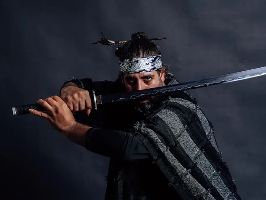 Guerrier samourai en tenue avec katana, fond sombre dramatique