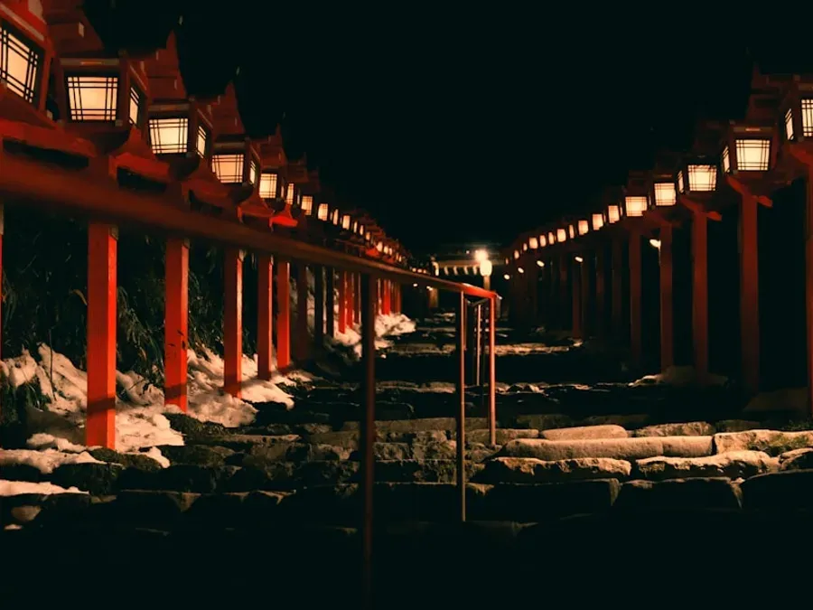 Rangee de lanternes illuminees au sanctuaire de Kurama, Kyoto