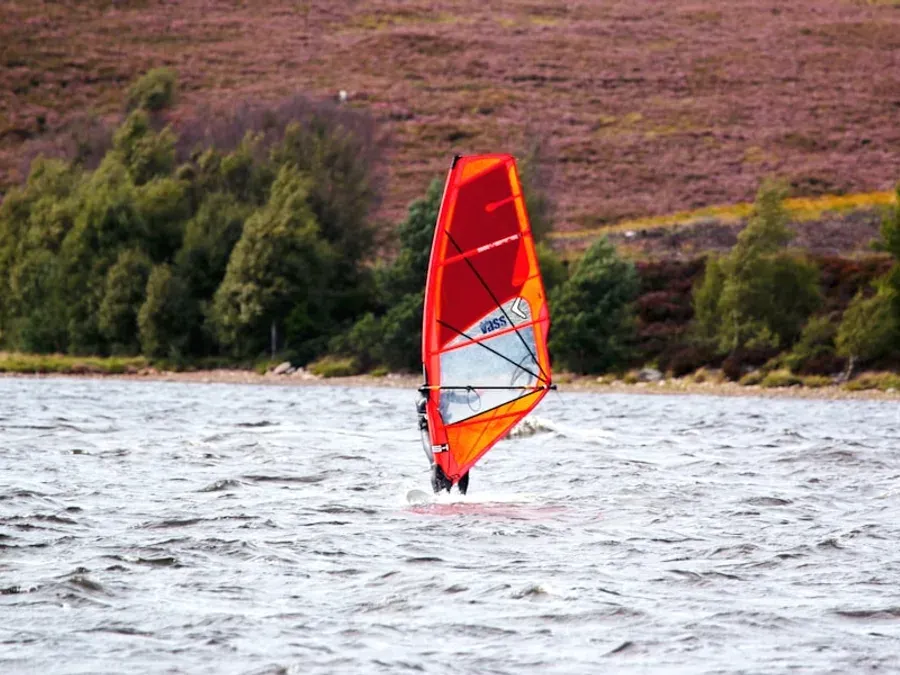 Windsurf sur lac ecossais par vent fort