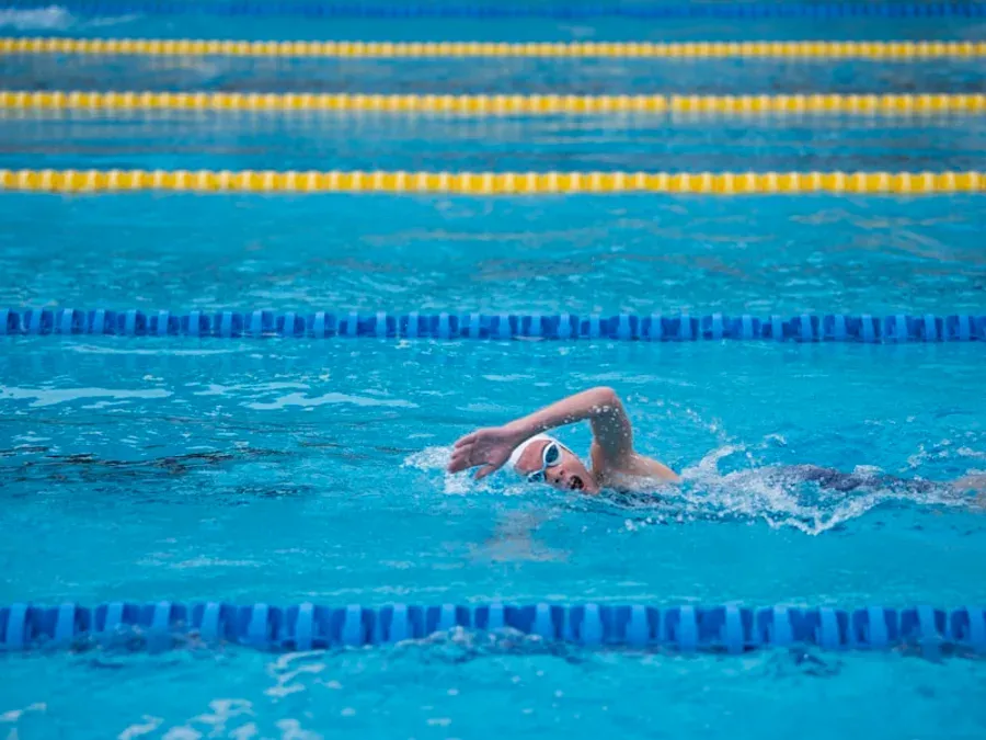 Nageuse effectuant le crawl, couloir de piscine, Phuket